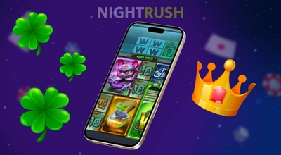 Ein Smartphone zeigt ein Online Automatenspiel, umgeben von einer Krone und drei vierblättrigen Kleeblättern.