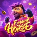 Comic-Pferd mit erhobenen Fäusten vor lila Hintergrund und goldenen Münzen.