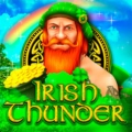 Spielsymbol für Irish Thunder mit einem rothaarigen Leprechaun neben einem Goldtopf und einem Regenbogen.