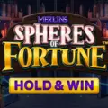Spiel-Logo von Merlins Spheres of Fortune mit einem Hold & Win-Promobadge.