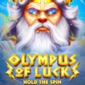 Spielgrafik von Olympus of Luck mit einer Nahaufnahme von Zeus, der streng schaut, leuchtend blaue Augen und Blitze im Hintergrund.
