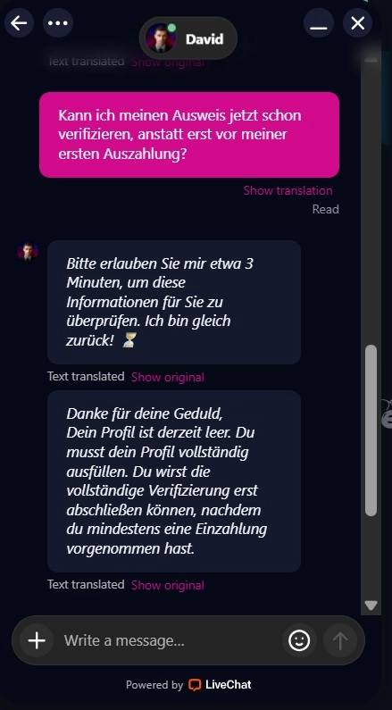 Ein Live-Chat-Fenster mit dem Kundensupport vor einem Casino-Webseiten-Hintergrund.
