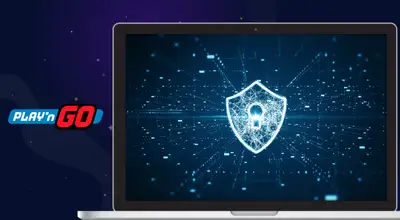 Turvalukko kannettavalla tietokoneella, jossa on Play'n Go -logo tummaa taustaa vasten.