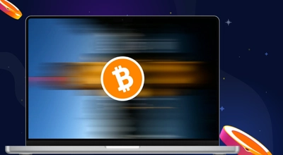 Tumma sininen tausta, kuvassa läppärin näytöllä näkyvä Bitcoin-logo