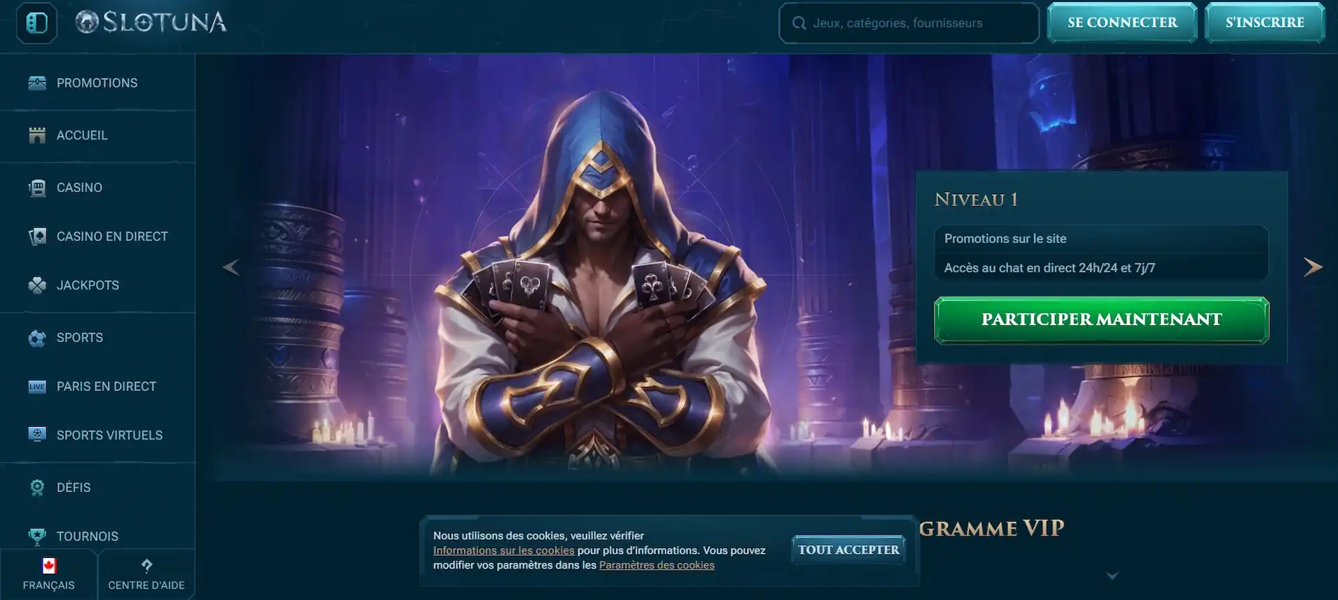 Bannière promotionnelle Slotuna avec un personnage encapuchonné tenant des cartes, mentionnant le niveau VIP 1 et un bouton « Participer maintenant ».