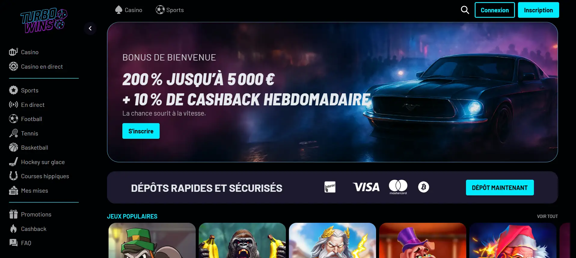Page d’accueil du casino Turbo Wins, bonus de bienvenue et image d’une voiture sur une bannière, options du menu, symboles de dépôt rapide et sécurisé, ainsi que des images de dés, de machine à sous et de jetons de casino.
