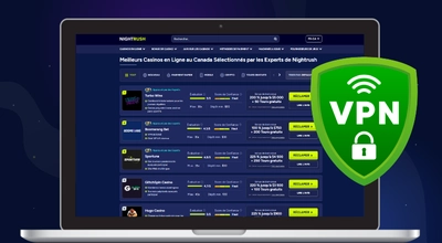 Un ordinateur portable affiche une liste fiable de casinos sur le site Web de Nightrush, et un symbole VPN apparaît à côté, sur un fond étoilé.