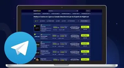 L’écran d’un ordinateur portable affiche une liste de casinos en ligne à côté d’une icône d’avion en papier et de deux jetons de casino.