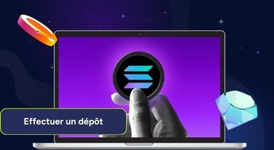 Main effectuant un dépôt en Solana sur écran d’ordinateur