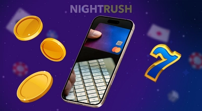 Une main saisit les informations de la carte sur un téléphone, au-dessus d’un clavier, entourée de pièces d’or et d’un chiffre sept porte-bonheur.