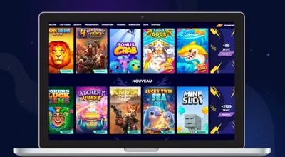 Ordinateur portable affichant une sélection de machines à sous en ligne sur interface casino.