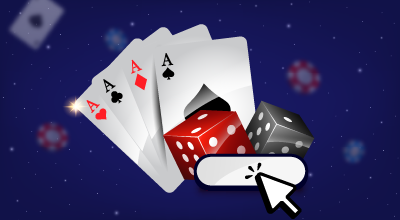 På en lilla bakgrunn med pokersjetonger, en vifte med fire ess og to terninger.