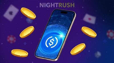 En telefon med USDC-logoen på en lilla bakgrunn med Nightrush-logo.