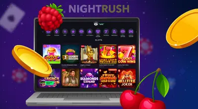 Bringebær, kirsebær og to gullmynter foran en skjerm med casinospill.