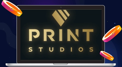 En laptop med Print Studios sin logo og pokersjetonger rundt.